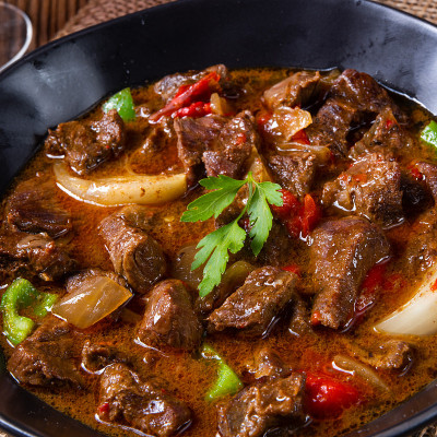 经典的牛肉炖牛肉配辣椒和洋葱