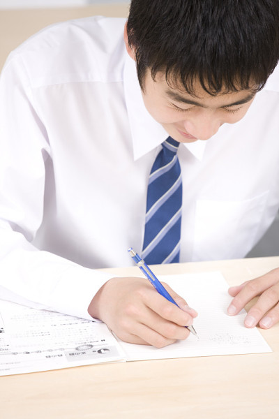 男子初中生在学院学习