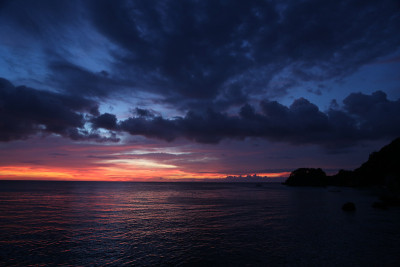 夕阳背景下的长滩岛