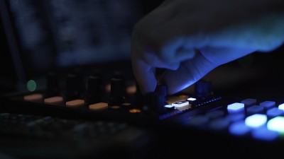 手指在夜店音乐控制器上