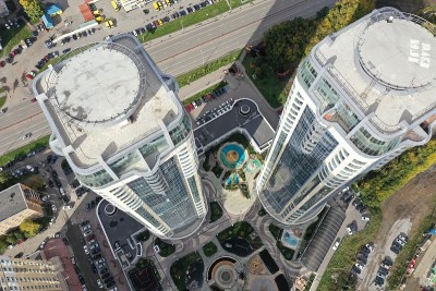 两座摩天大楼位于一座现代化城市的中心