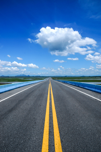 空旷的道路和黄色的交通线与蓝天。
