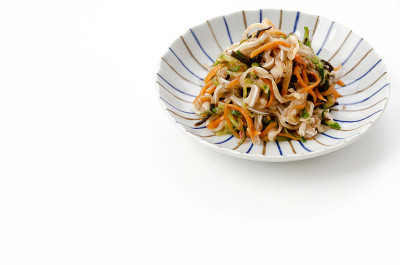 日本料理，紫鲷鱼，猪耳朵配梅子海带和蔬菜。