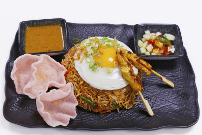 印尼炒饭(Nasi goreng)，在印尼字面上的意思是炒饭，搭配鸡肉和虾