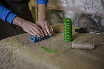 用蜡手工制作蜡烛，revushka在家里制作多种颜色的蜡烛，发展一个小生意