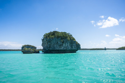 新喀里多尼亚松树岛的海景:绿松石的泻湖，典型的岩石，蓝天