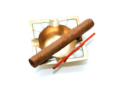 雪茄在烟灰缸