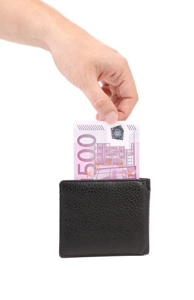 男人的手从钱包里掏现金。