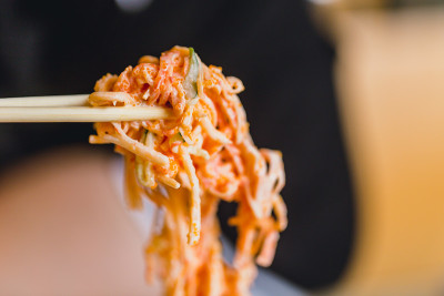 Ebiko或Tobiko鱼蛋沙拉特写筷子顶端看起来美味可口的日本食物。