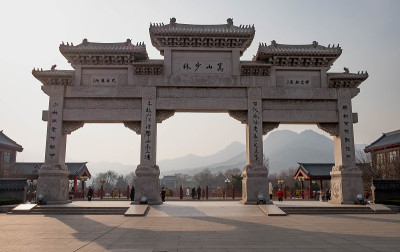 少林寺正门。在少林寺前面。