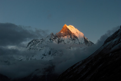 太Machhapuchhre(鱼尾)日落
