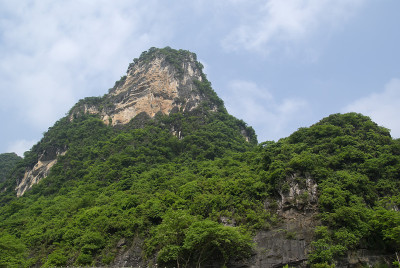 水侵蚀的石柱和岩层。中国桂林。
