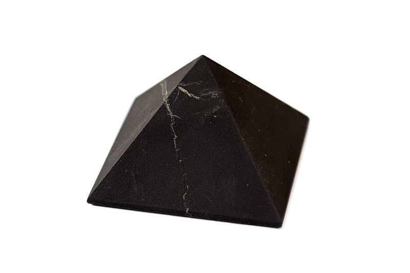 金字塔的shungite孤立在白色背景。