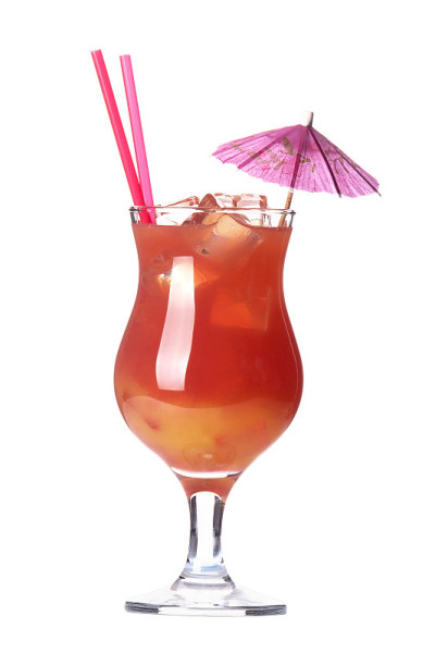 用吸管和雨伞的鸡尾酒