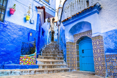 在蓝色城市舍夫chaouen的街道上，令人惊叹的景色。地点:非洲摩洛哥Chefchaouen。艺术照
