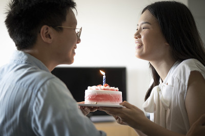 一对亚洲华人夫妇在家里庆祝生日