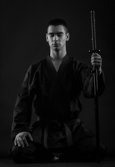 年轻的武士用武士刀