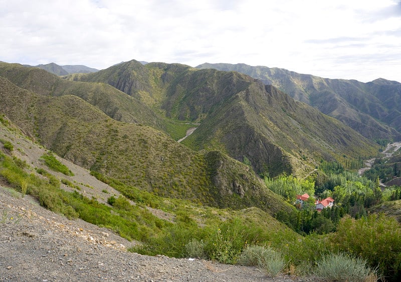 风景俯瞰山谷，在villavicencio自然保护区的岩石山峰，在heras，门多萨，阿根廷