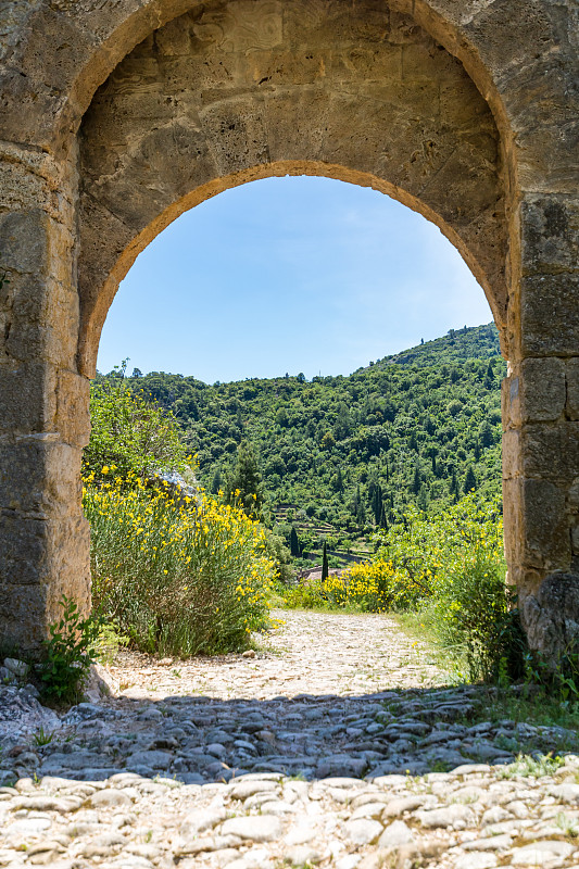 中世纪村庄Saint-Guilhem-le-Désert (Occitanie，法国)最后的防御工事