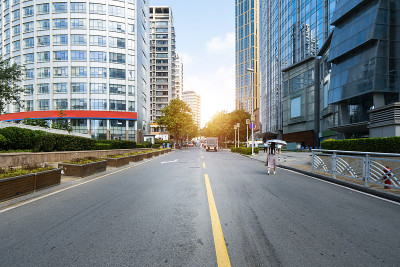 中国青岛的城市道路和现代化的办公大楼