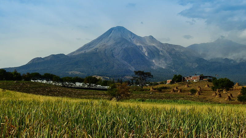 科利马火山，从拉斯帕洛塔斯看