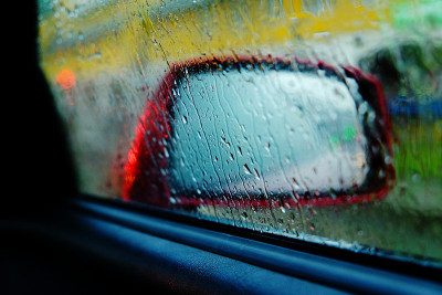 雨点打在窗户上，侧面的镜子上