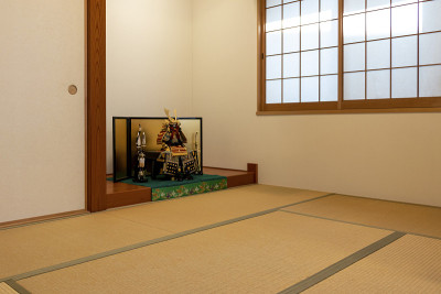 传统日本房间装饰盔甲头盔在男孩的五一节