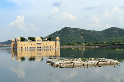 Jal Mahal，意为“水宫”，位于斋浦尔曼萨加尔湖中央。