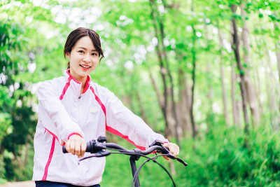 一位年轻女子喜欢在大自然中骑自行车