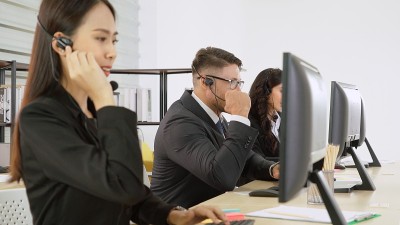 商务人员戴着耳机在办公室工作