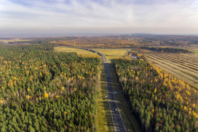 高速城郊公路秋林，鸟瞰图