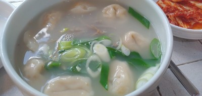 韩国传统的牛骨汤和泡菜