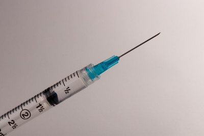 近距离观察注射器与皮下注射针。近年来，鸦片和海洛因的过量使用量急剧上升