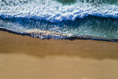 鸟瞰图的波浪打破在海岸的康波塔海滩