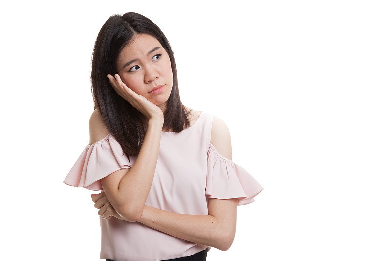 年轻漂亮的亚洲女人会感到无聊。