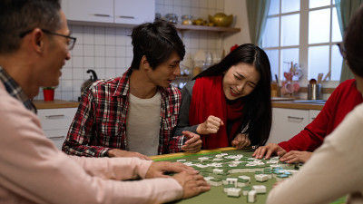 当他们在麻将桌上打架时，亚洲兄弟把他妹妹从椅子上推了下来。摇手指拒绝放弃。翻译:运气