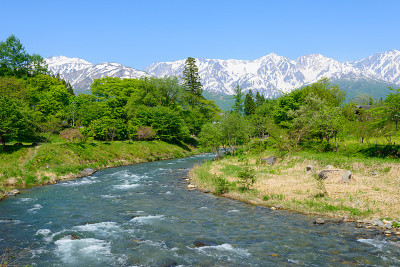长野Ooide公园的四郎马山和姬川河