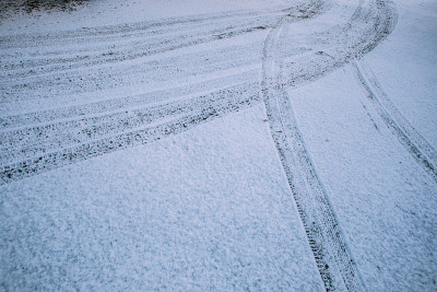 白雪上有汽车轮胎的痕迹