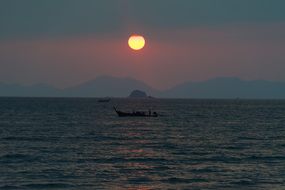 夕阳在泰国海的山上