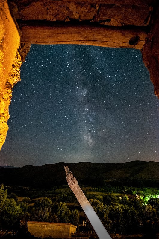 我们的星系从阿拉贡山