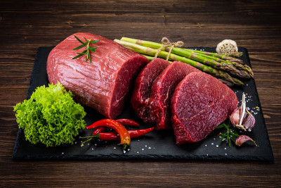切板上的新鲜生牛肉