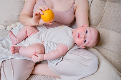 婴儿在母乳喂养期间的过敏反应。母乳喂养时给母亲的食物