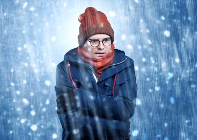 英俊的男孩在暴风雪概念哆嗦