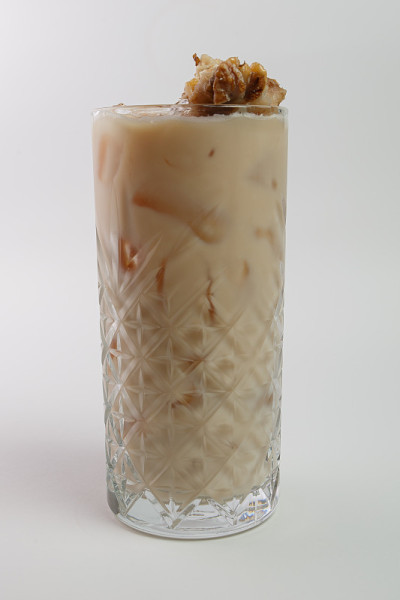 美丽可口的鸡尾酒在一个透明的装饰玻璃