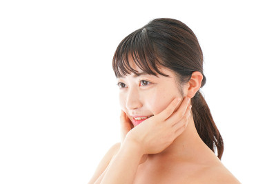 年轻女子正在做美容护理