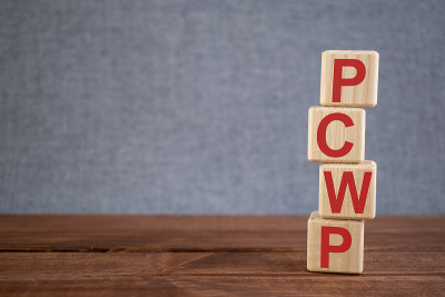 简称PCWP(肺毛细管楔压)文本首字母缩写在木制立方体上的深色木制背景上。医学概念。
