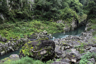 岩石，岛沢绳索，高知湖峡谷周围的河流
