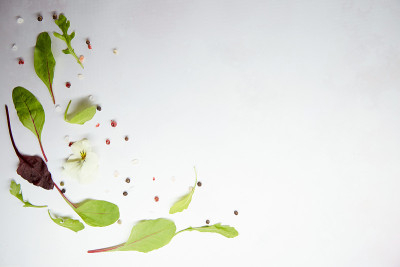 沙拉混合背景:新鲜的甜菜，芝麻菜，牛血，花椒装饰和花。天然草本植物。有机健康的烹饪。副本的空间。食品