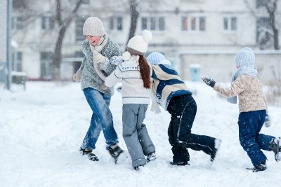 冬天的一天，孩子们在雪地里玩耍