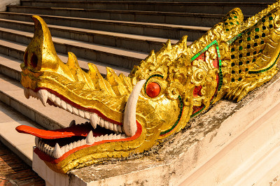 老挝琅勃拉邦国家博物馆的Haw Pha Bang佛寺中的金龙雕像。